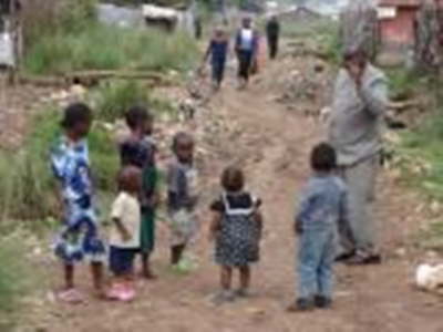 Pastor Silas talar med barn